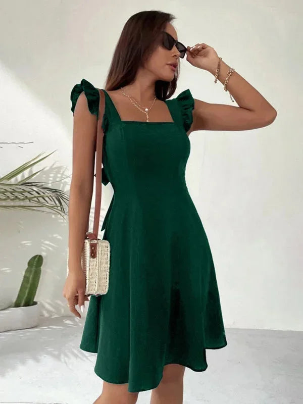 Kurzes, ausgestelltes Damenkleid mit Rüschenärmeln