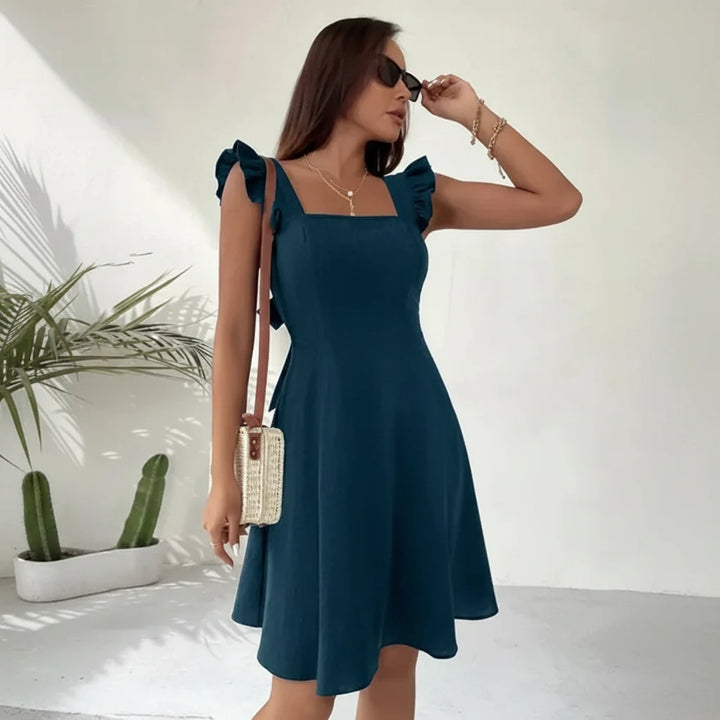 Kurzes, ausgestelltes Damenkleid mit Rüschenärmeln