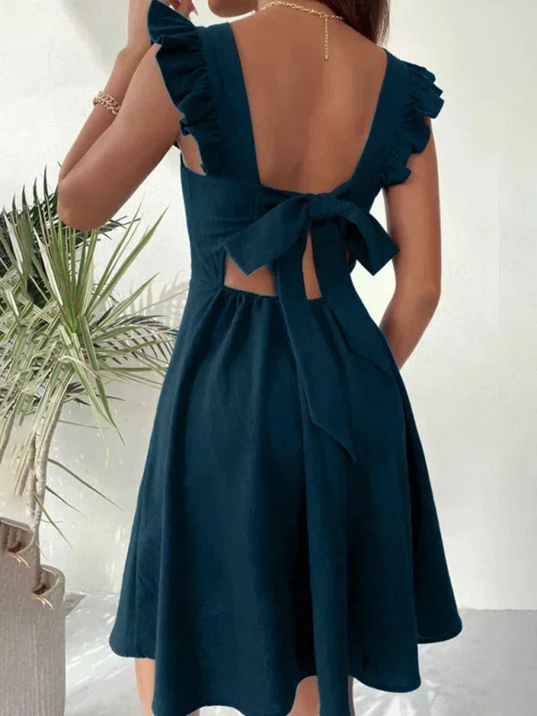 Kurzes, ausgestelltes Damenkleid mit Rüschenärmeln