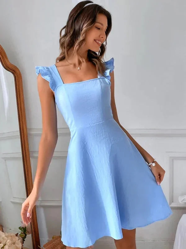 Kurzes, ausgestelltes Damenkleid mit Rüschenärmeln