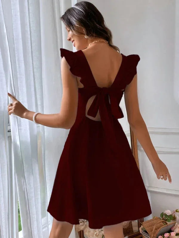Kurzes, ausgestelltes Damenkleid mit Rüschenärmeln