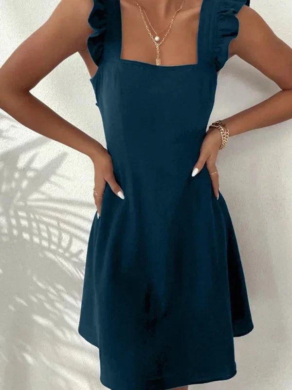 Kurzes, ausgestelltes Damenkleid mit Rüschenärmeln