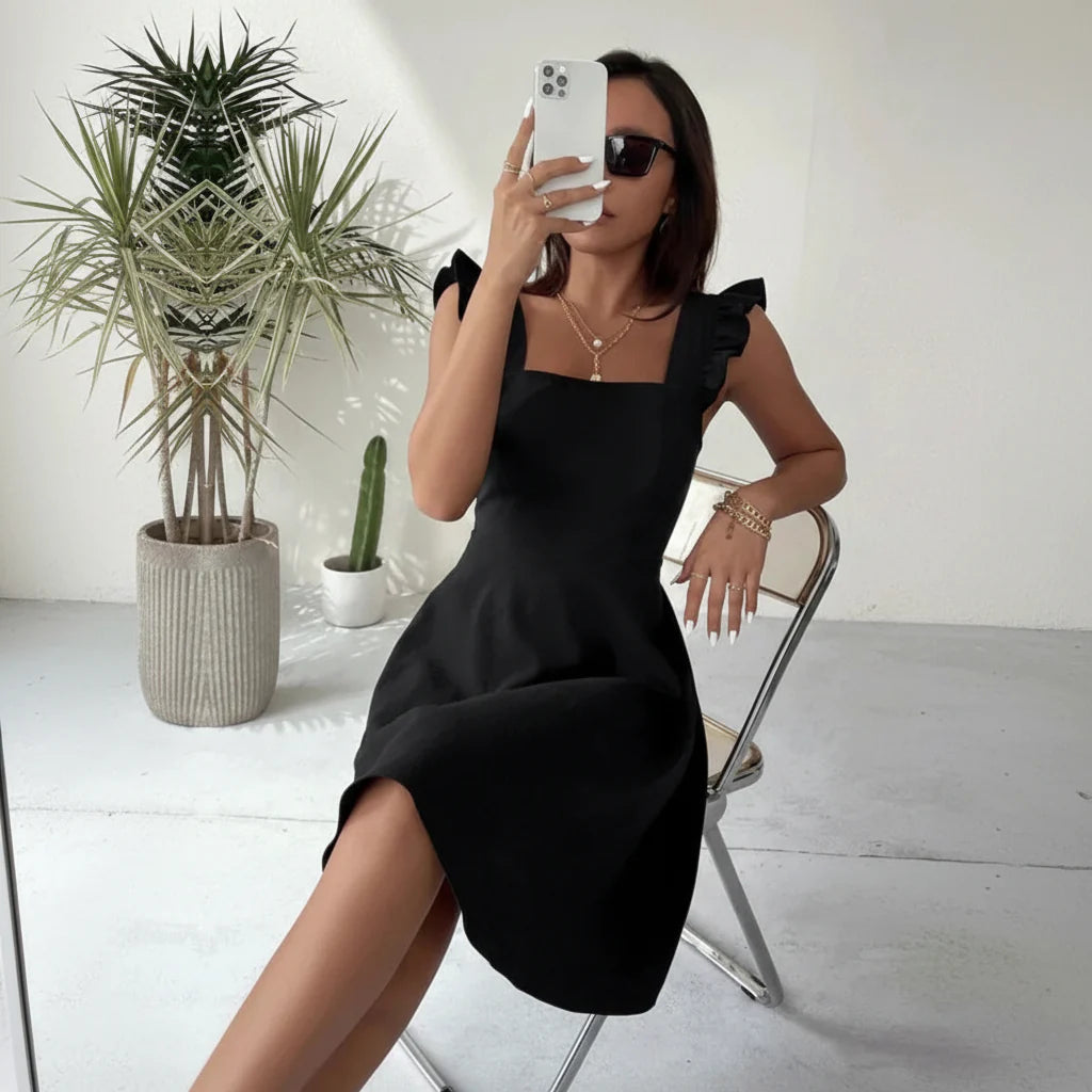 Kurzes, ausgestelltes Damenkleid mit Rüschenärmeln