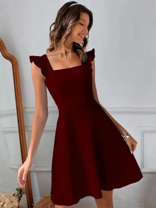 Kurzes, ausgestelltes Damenkleid mit Rüschenärmeln