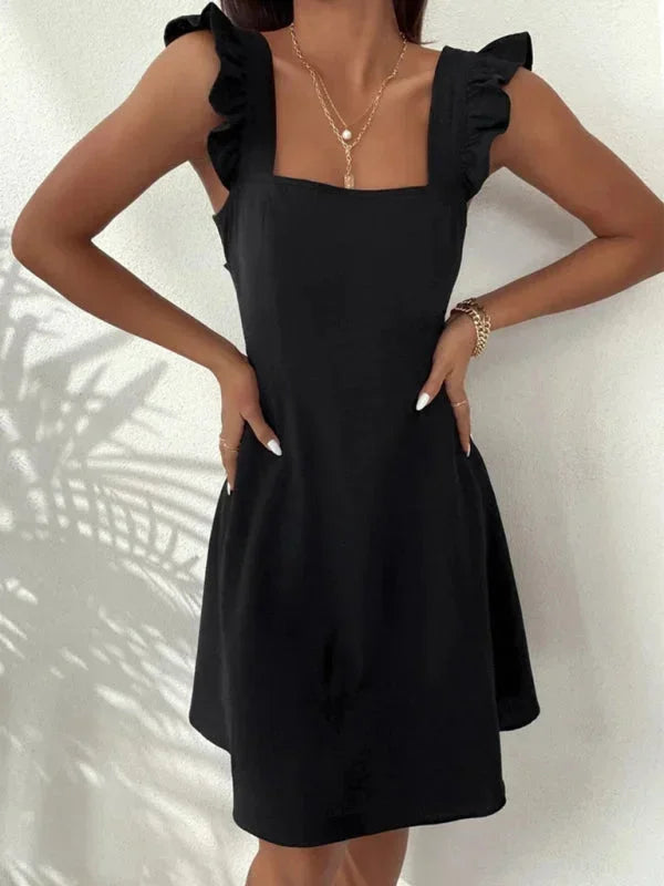 Kurzes, ausgestelltes Damenkleid mit Rüschenärmeln
