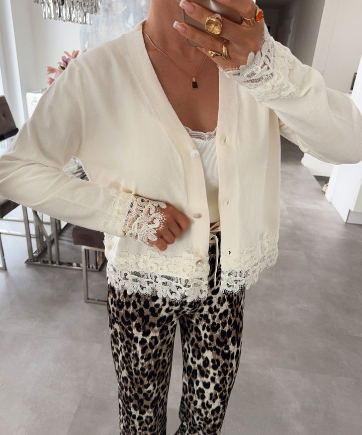 Cardigan mit Spitze Livena Creme Ladypolitan ♡
