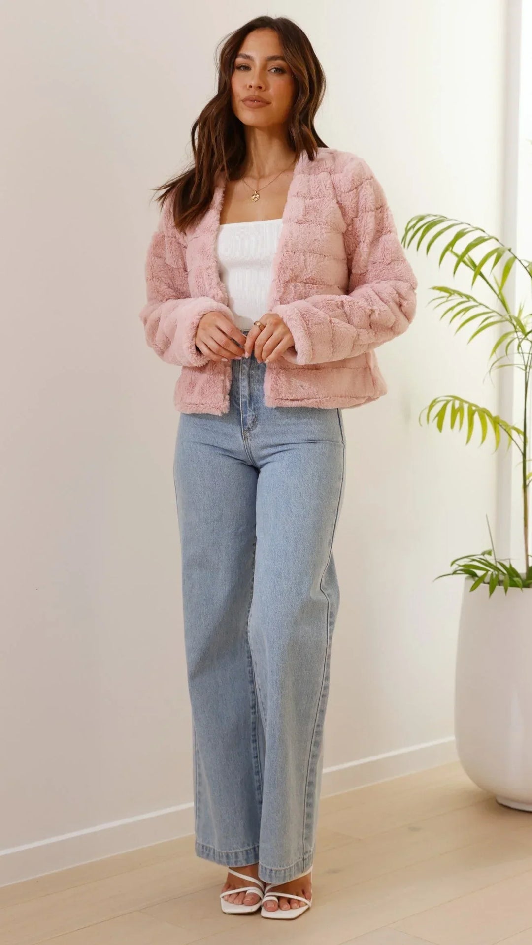 Kurze Damen-Übergangsjacke aus Kunstfell mit offenem Kragen