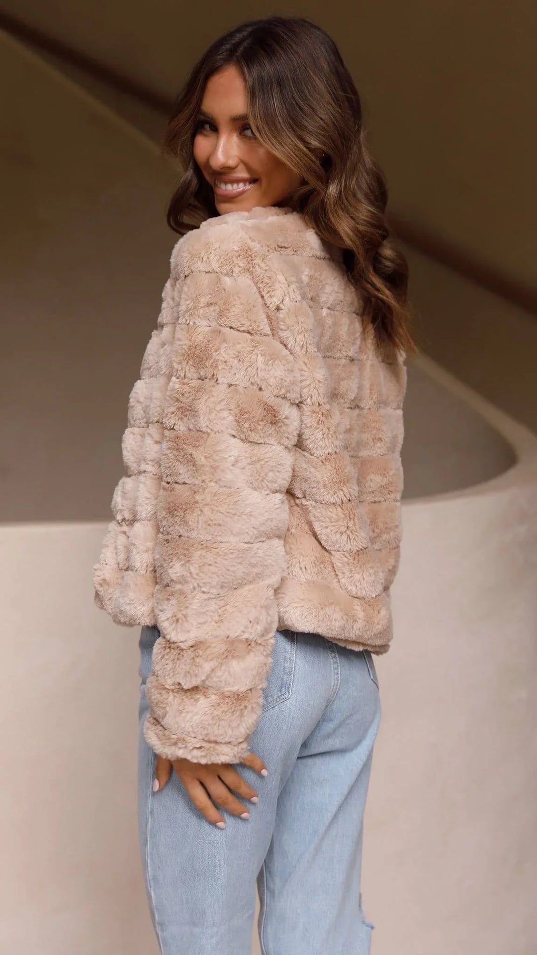 Kurze Damen-Übergangsjacke aus Kunstfell mit offenem Kragen