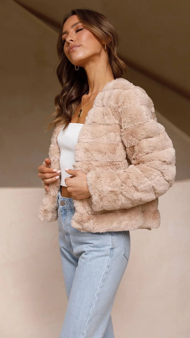 Kurze Damen-Übergangsjacke aus Kunstfell mit offenem Kragen