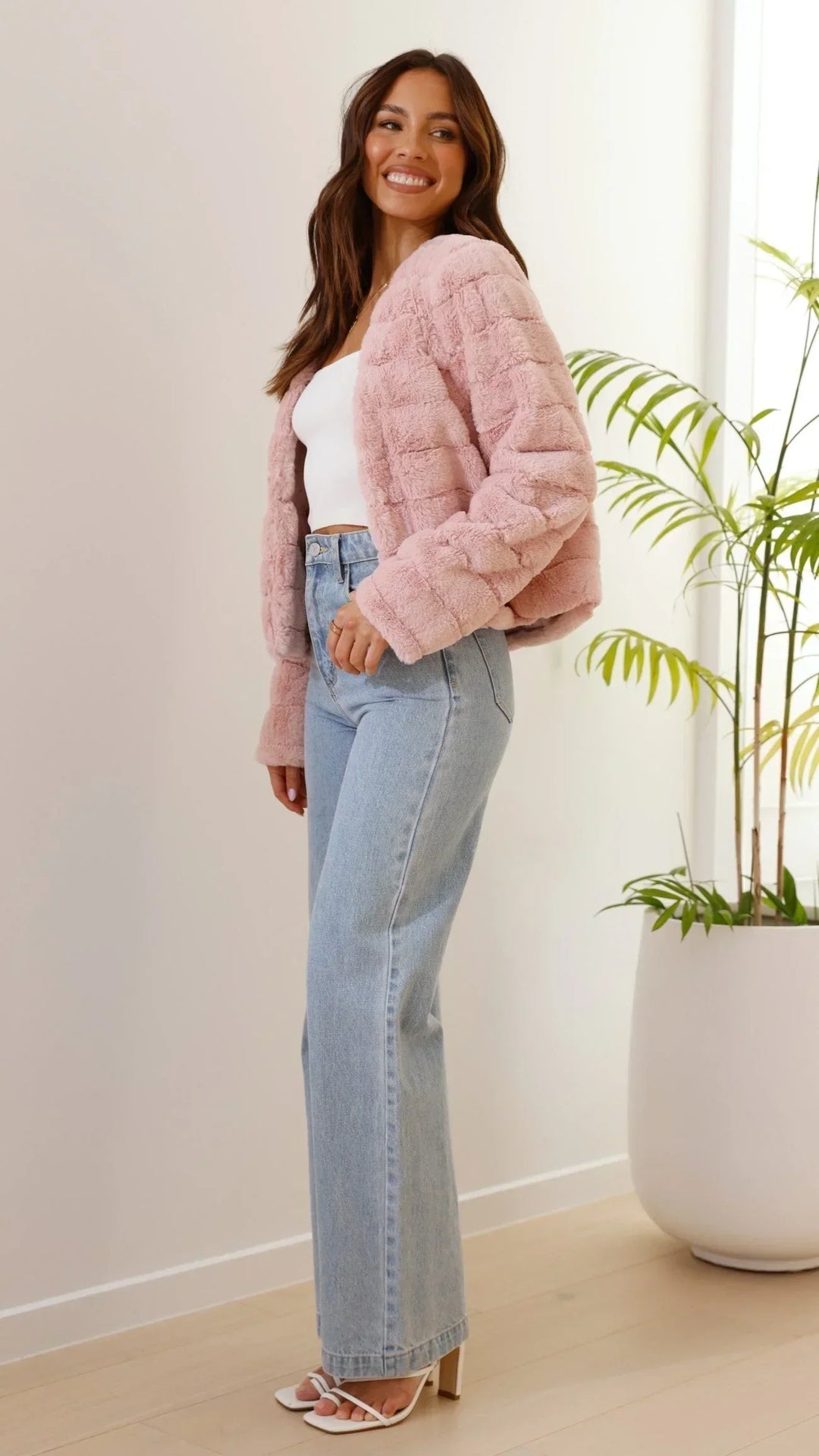 Kurze Damen-Übergangsjacke aus Kunstfell mit offenem Kragen