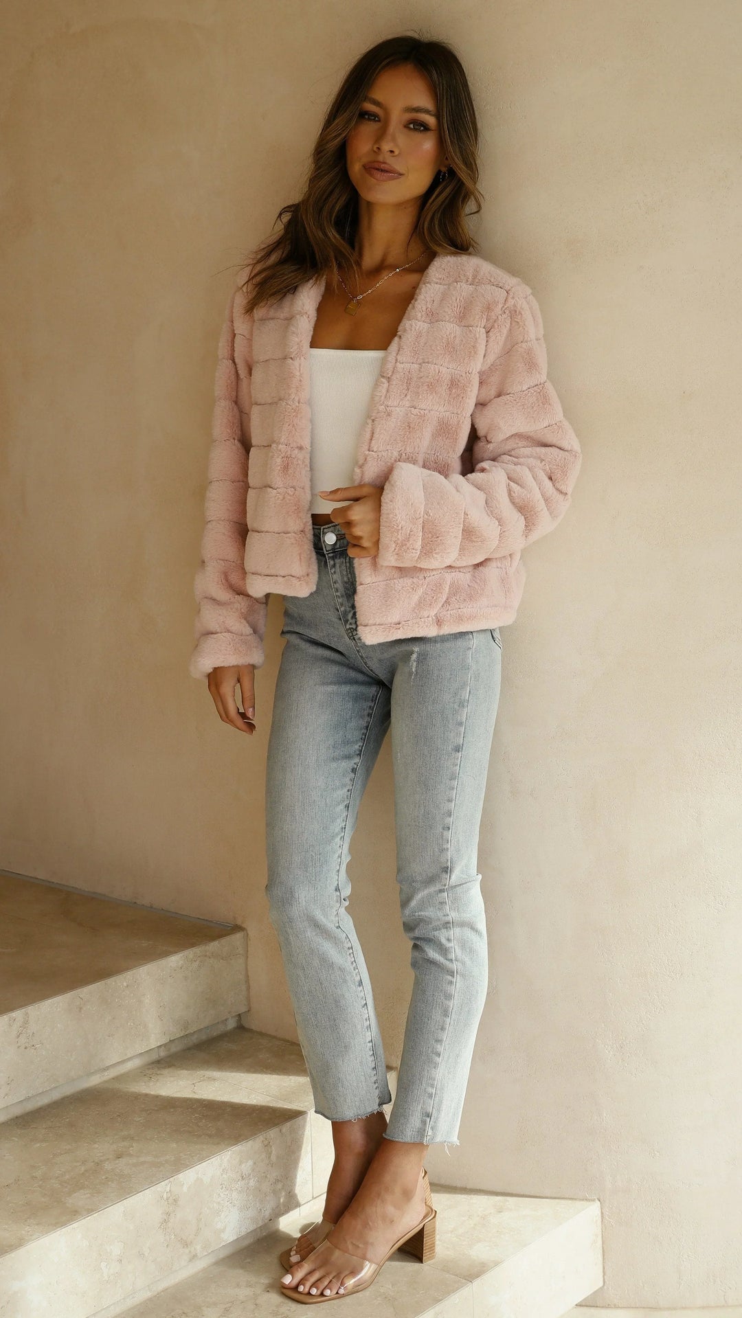 Kurze Damen-Übergangsjacke aus Kunstfell mit offenem Kragen